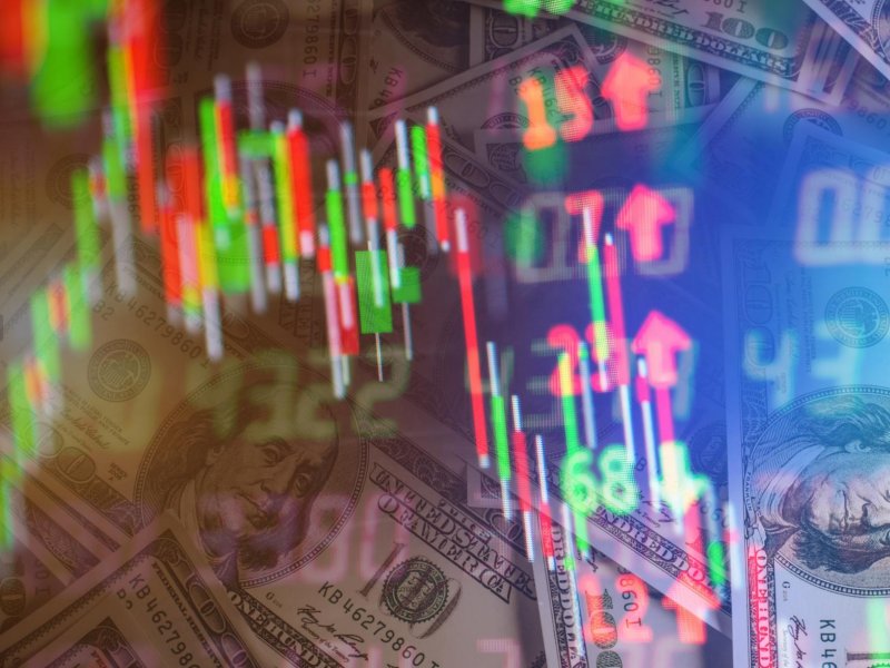 ibovespa-cai-e-dolar-sobe-para-r$-4,96-em-dia-de-tensao-global