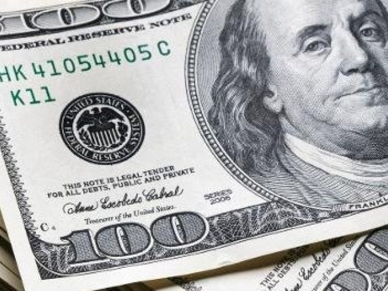 dolar-cai-a-r$-4,95-e-fecha-no-menor-valor-em-mais-de-dois-anos