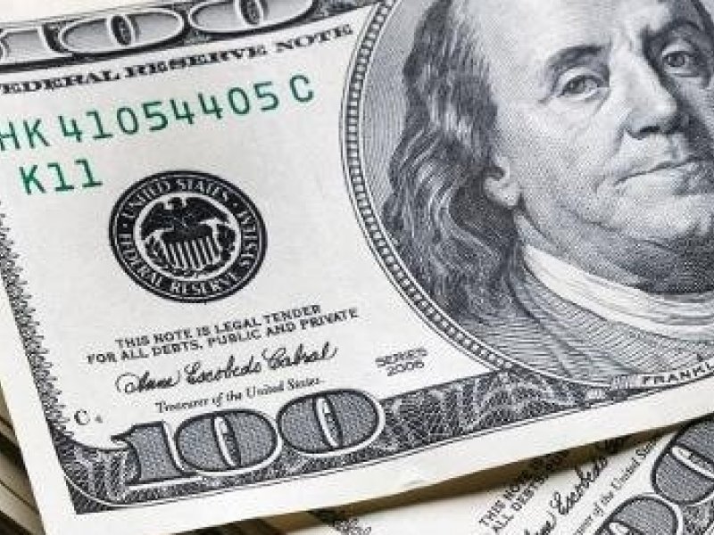 dolar-cai-a-r$-4,95-e-fecha-no-menor-valor-em-mais-de-dois-anos