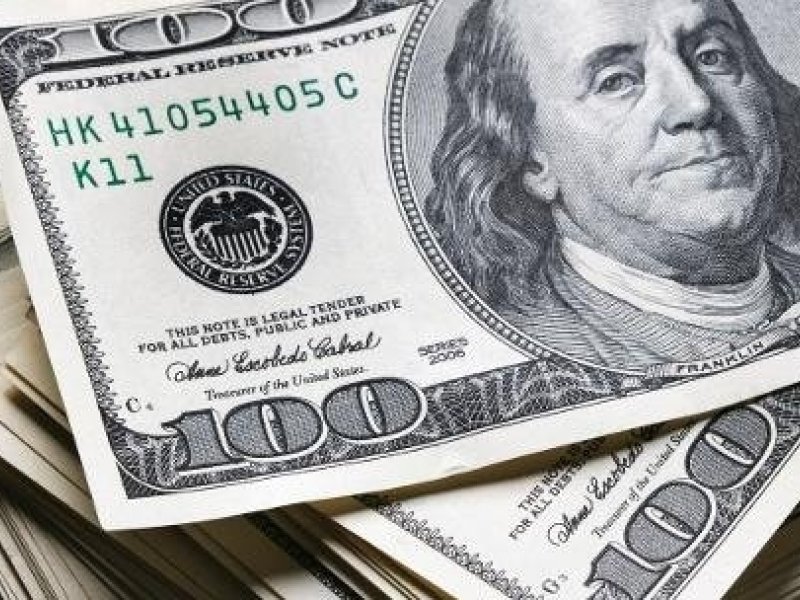 dolar-fecha-abaixo-de-r$-5-pela-primeira-vez-em-mais-de-dois-anos