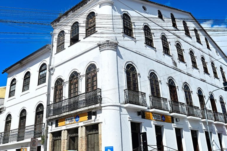 apos-ser-atingida-por-caminhao,-casa-do-benin-reabre-nesta-quinta-(6)-durante-flipelo