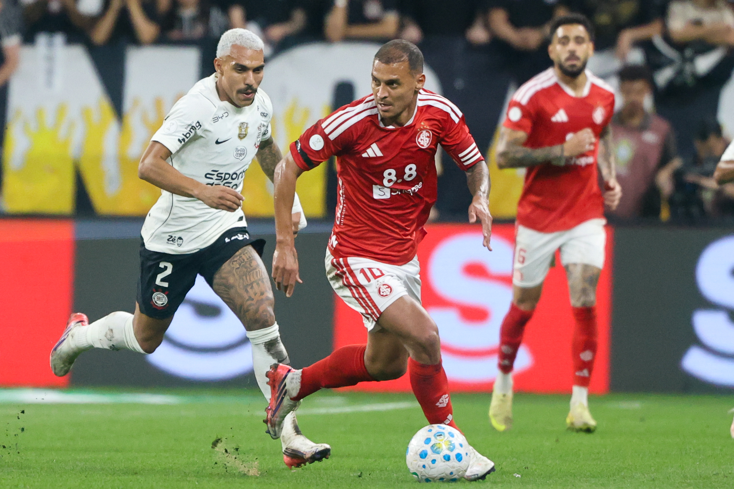 corinthians-luta-e-ganha-do-inter,-mas-cai-nas-oitavas-da-copa-do-brasil