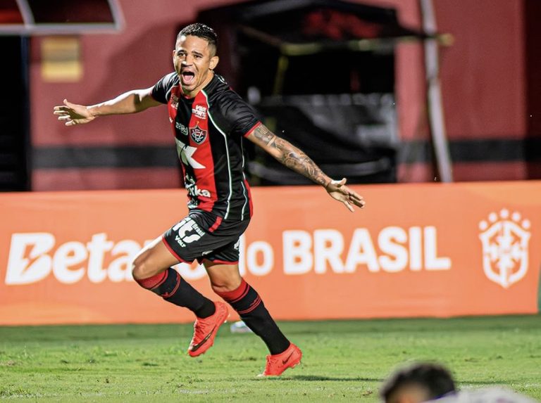 vitoria-goleia,-reverte-vantagem-do-athletico-pr-e-vai-as-quartas-da-copa-do-brasil