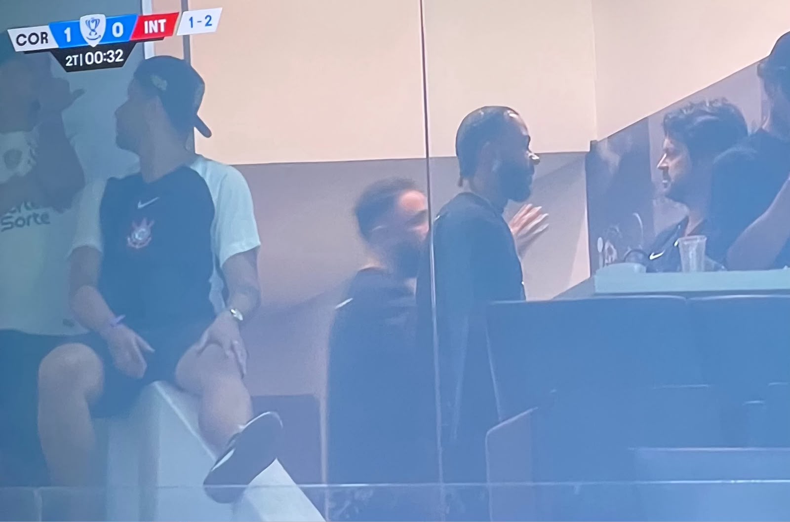 negociando-renovacao,-memphis-assiste-a-corinthians-x-inter-na-neo-quimica-arena