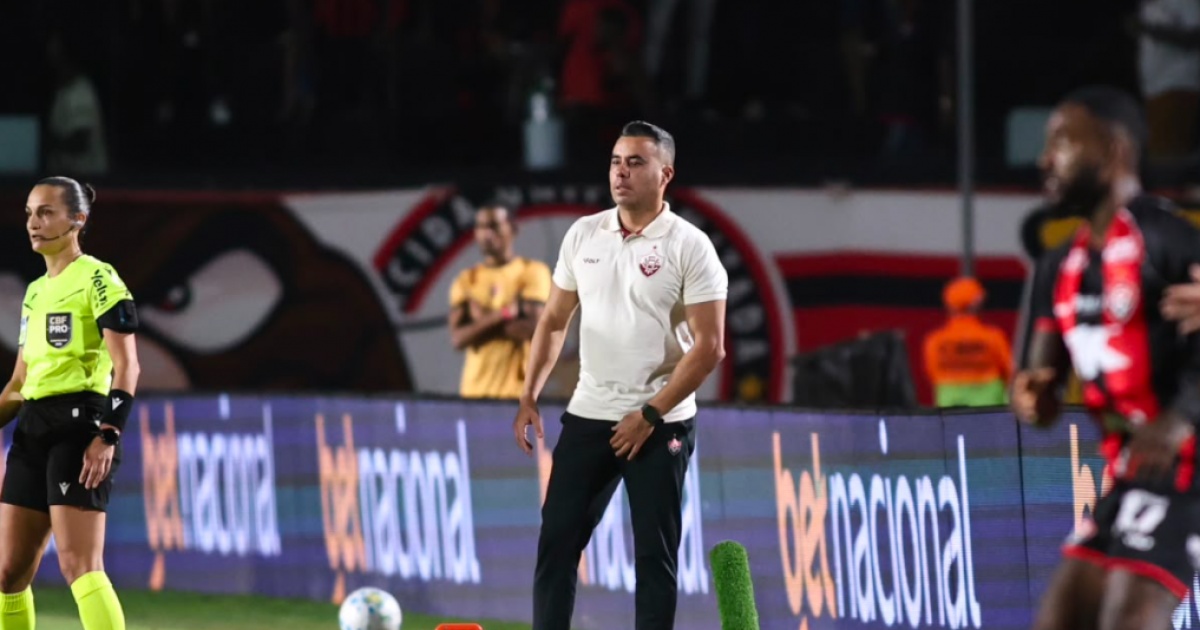 jair-ventura-destaca-“jogo-impecavel”-do-vitoria-e-provoca-athletico-pr:-“tem-que-estudar-mais”