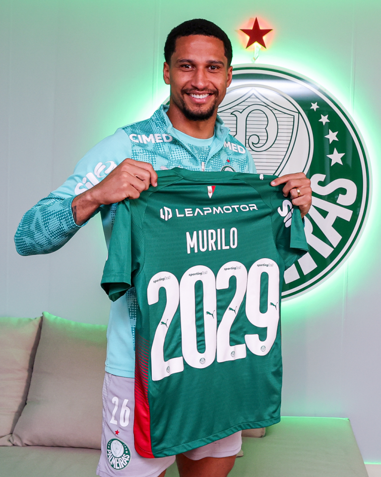 murilo-renova-com-palmeiras-ao-lado-da-familia-na-academia-de-futebol