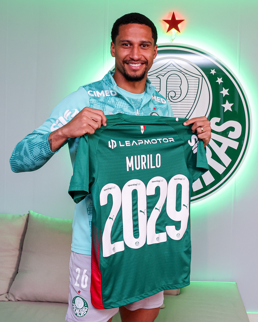 murilo-renova-com-palmeiras-ao-lado-da-familia-na-academia-de-futebol