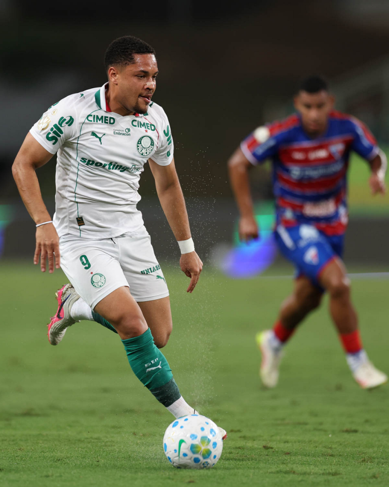 abel-cobra-rendimento,-e-vitor-roque-tenta-recuperar-espaco-no-palmeiras-apos-lesao