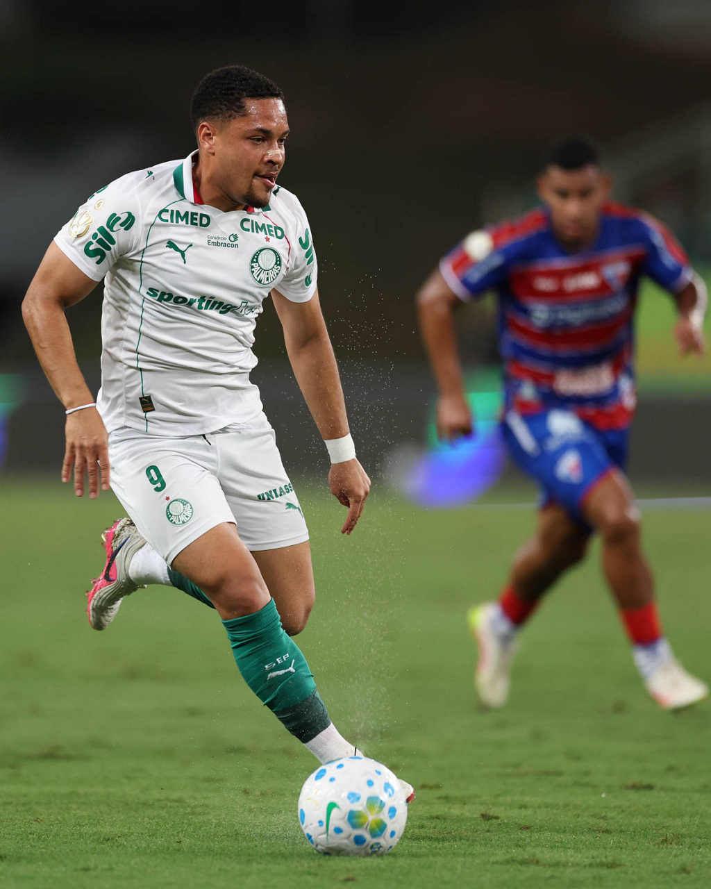 abel-cobra-rendimento,-e-vitor-roque-tenta-recuperar-espaco-no-palmeiras-apos-lesao
