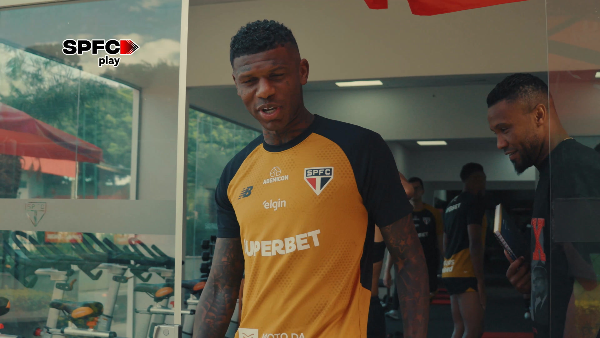 sao-paulo-treina-com-novos-reforcos-e-lucas-moura-corre-em-campo