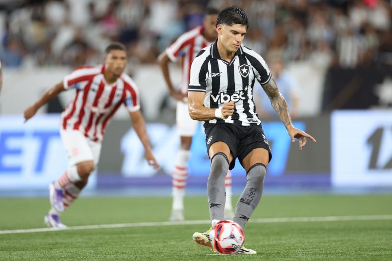 correa-acerta-saida-do-botafogo-e-retorna-ao-estudiantes