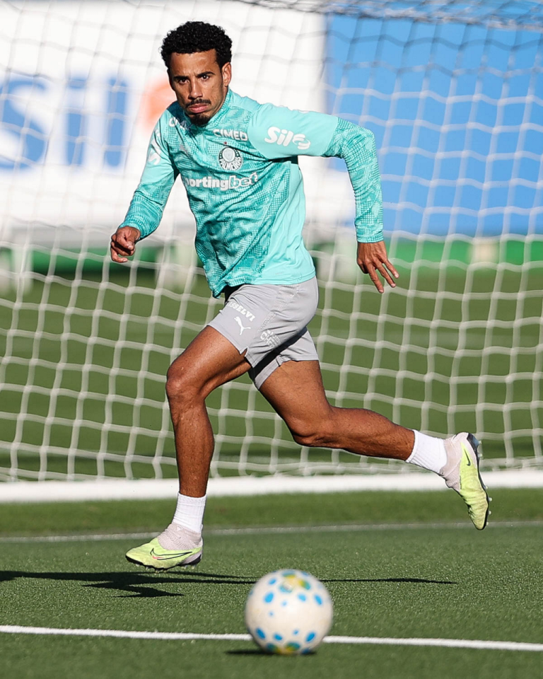 dono-de-maior-sequencia-no-palmeiras,-lucas-evangelista-celebra-confianca-de-abel:-“muito-feliz”