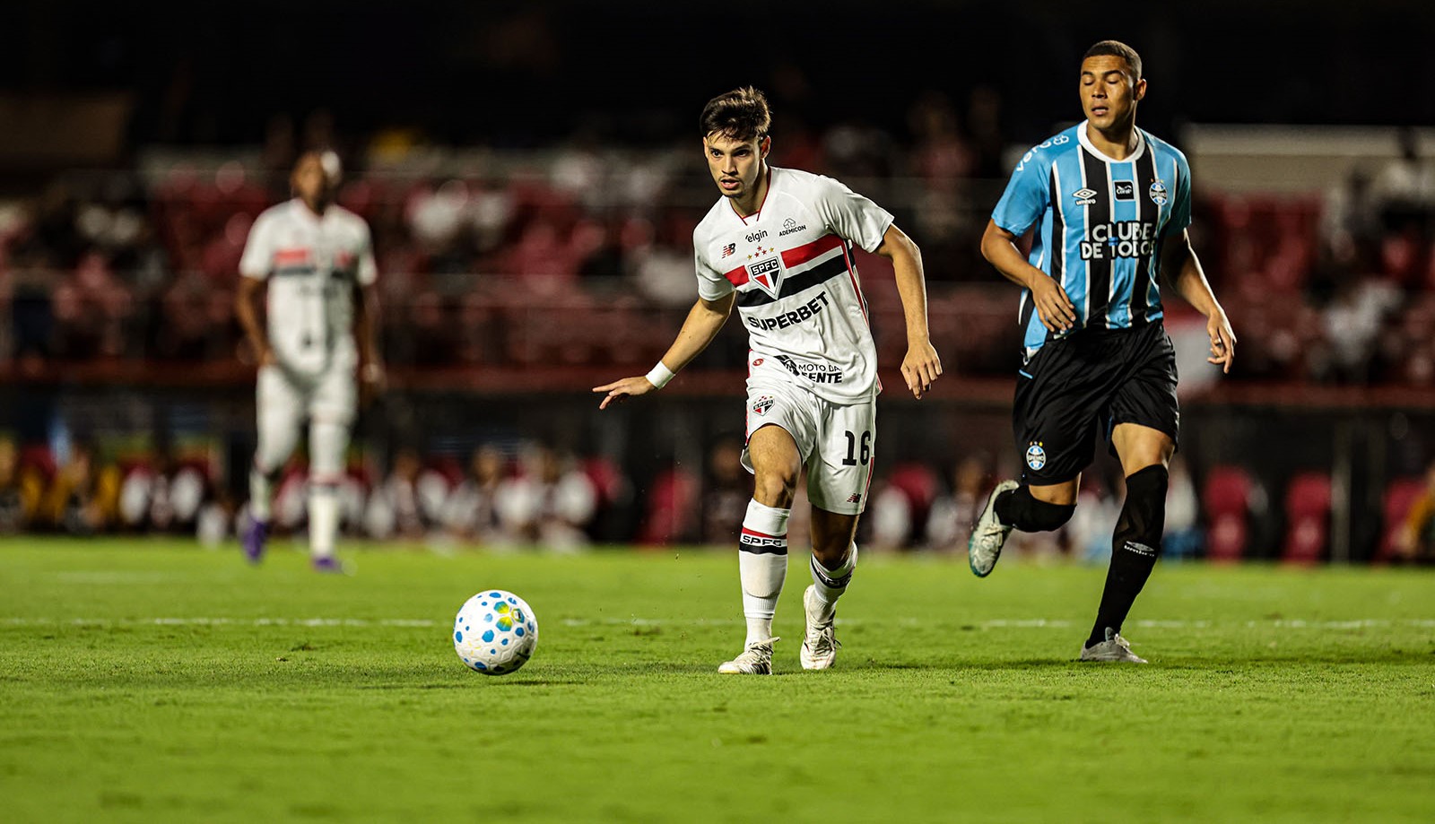 gremio-x-sao-paulo-pelo-campeonato-brasileiro:-veja-provaveis-escalacoes-e-onde-assistir