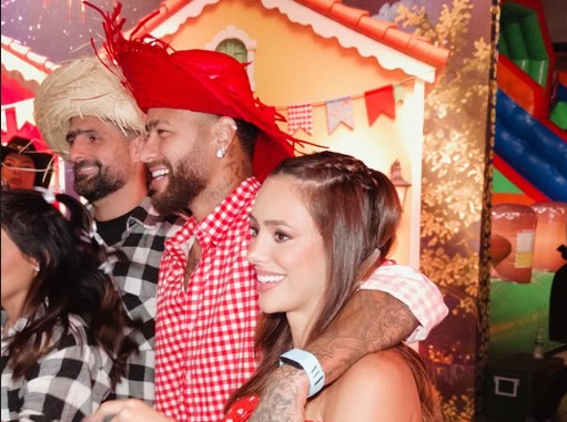 neymar-curte-arraia-ao-lado-de-esposa-e-filhas;-veja-fotos