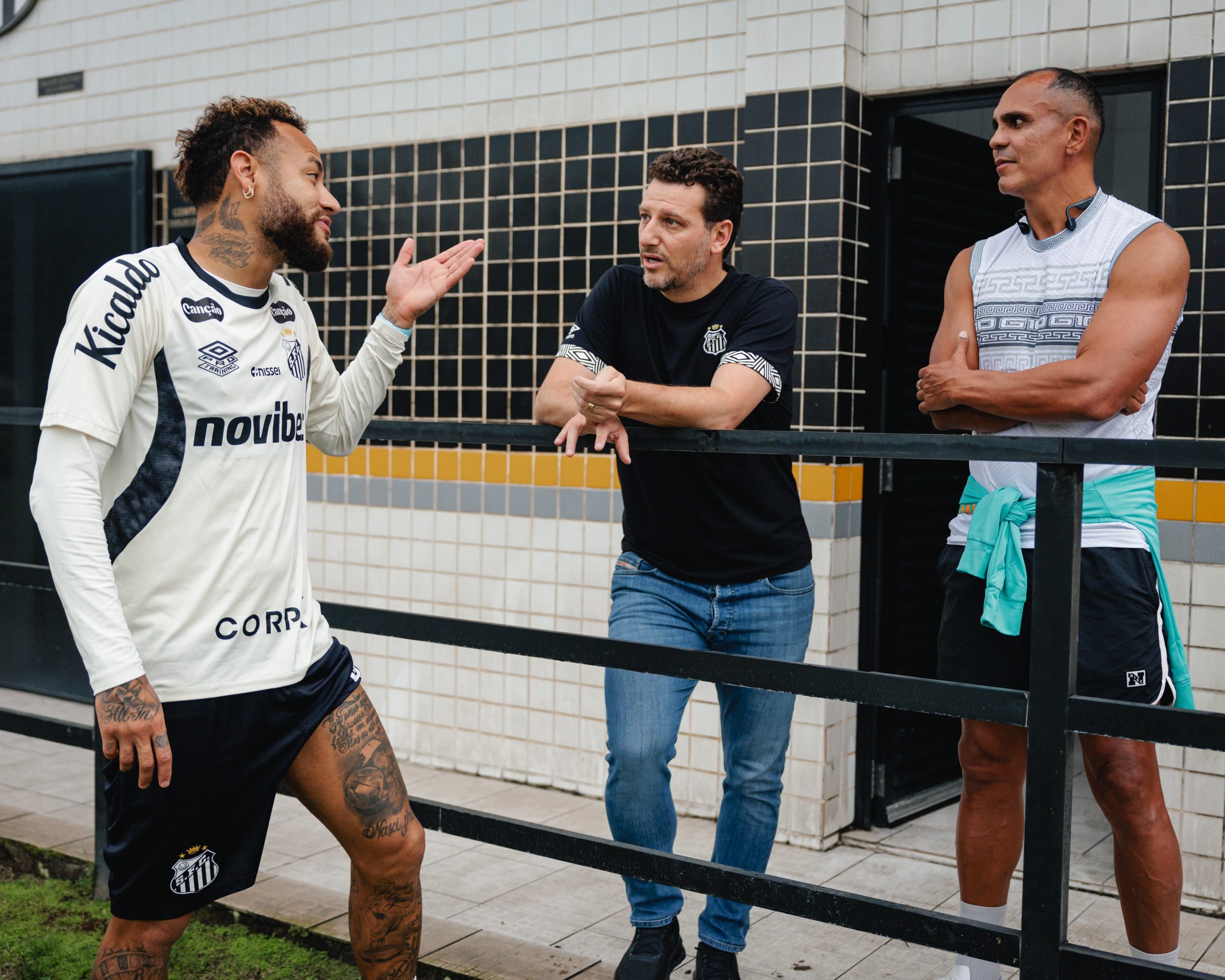 santos-faz-treino-com-presenca-de-idolo-e-avanca-em-preparacao-para-pegar-o-athletico-pr
