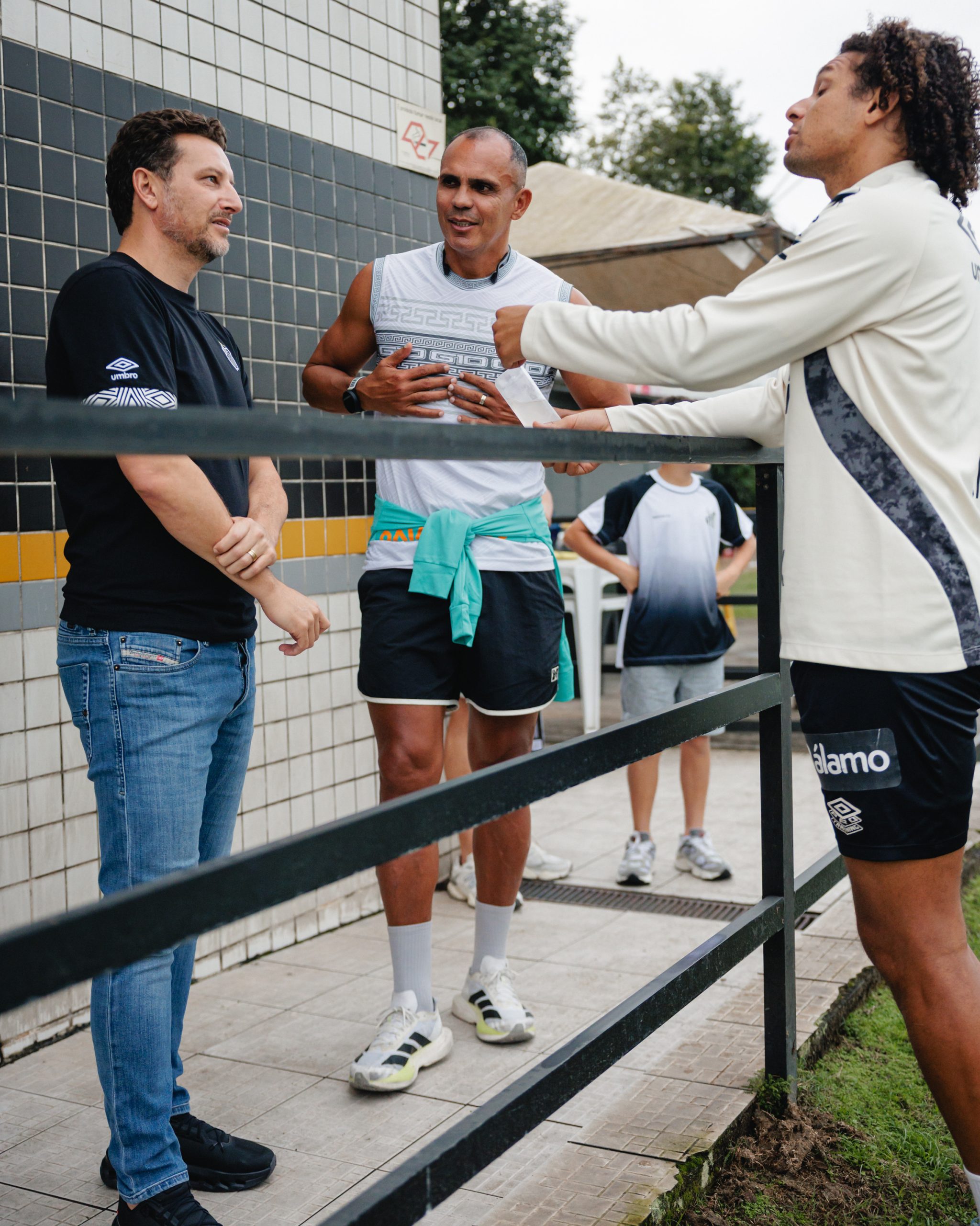 idolo-do-santos-acompanha-treino-no-ct-rei-pele;-veja-fotos-da-atividade