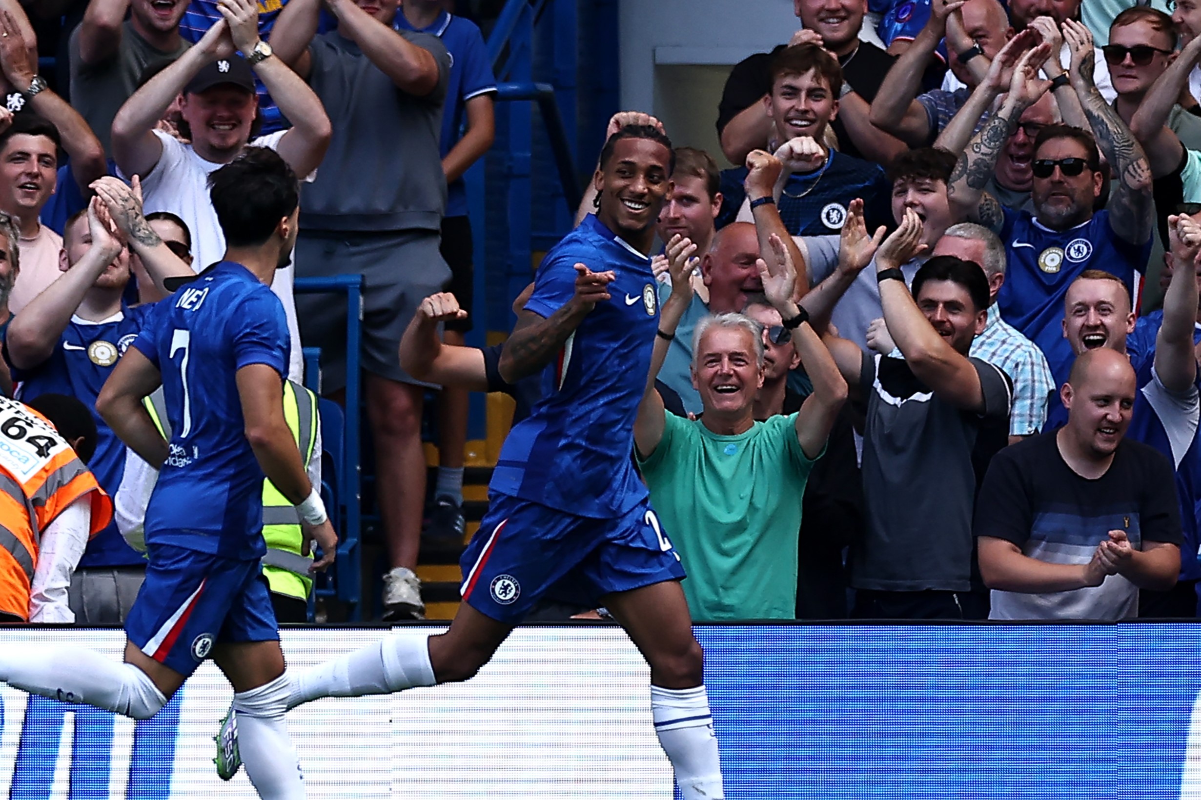 com-dois-de-joao-pedro,-chelsea-goleia-o-milan-em-amistoso-de-pre-temporada-na-indonesia