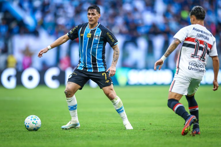 heroi-do-gremio,-pavon-revela-estrategia-em-gol-de-falta-e-comemora-vitoria