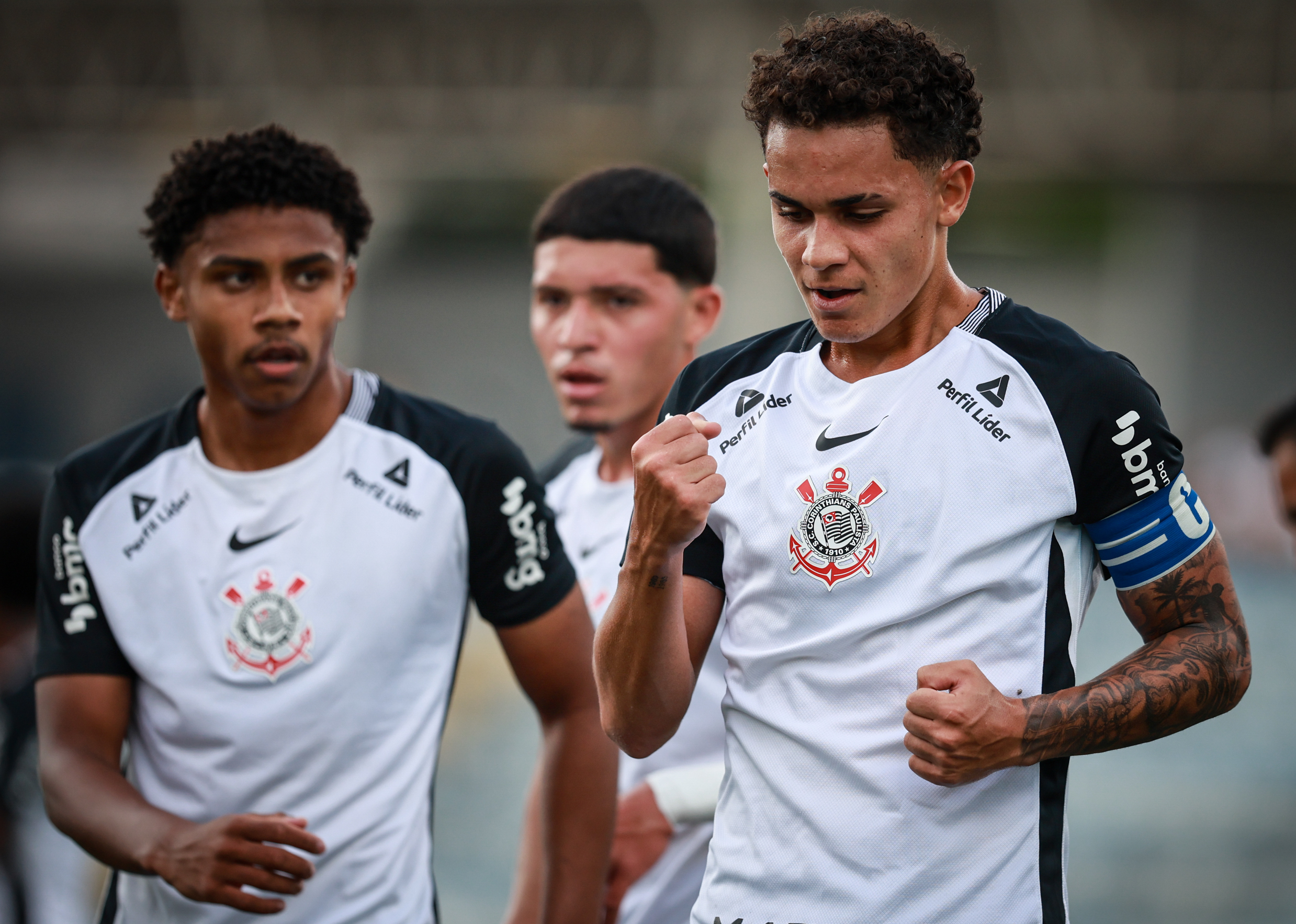 corinthians-goleia-a-ferroviaria-e-garante-vaga-na-proxima-fase-do-paulista-sub-20