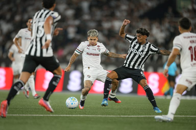 fluminense-empata-com-botafogo-e-pode-deixar-g4-do-brasileirao