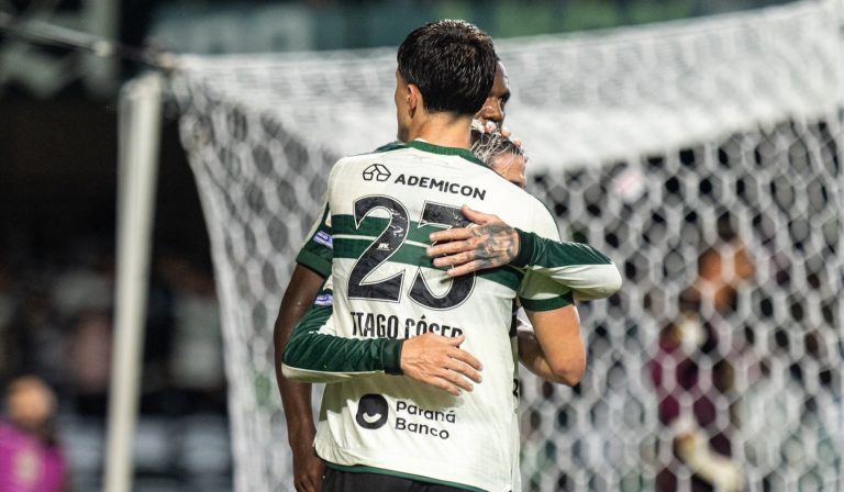 coritiba-bate-chape,-volta-a-vencer-no-brasileiro-e-fica-a-dois-pontos-do-g5