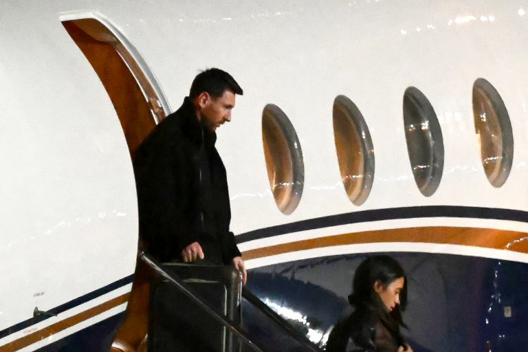 apos-morte-do-pai,-messi-desembarca-na-argentina-para-despedida