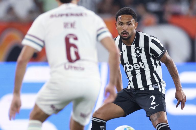 vitinho-critica-segundo-tempo-do-botafogo-apos-empate-em-classico:-“nao-pode-acontecer”