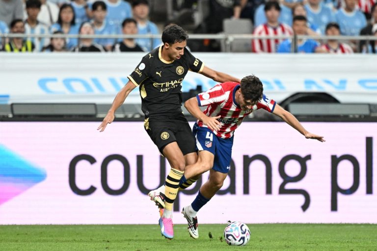 com-brasileiros-titulares,-manchester-city-vira-sobre-o-atletico-de-madrid-em-amistoso