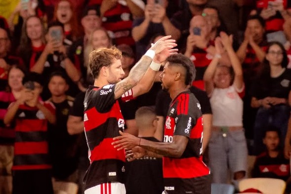 flamengo-bate-vitoria-e-diminui-vantagem-do-palmeiras-na-ponta-do-brasileiro
