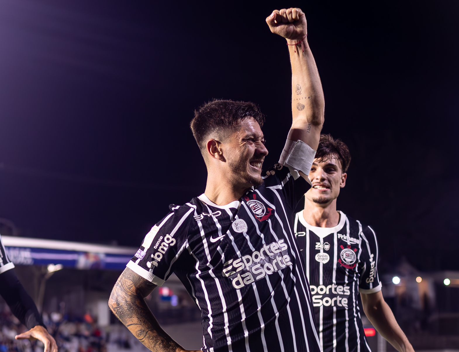 corinthians-aproveita-falha-de-volpi,-vence-o-bragantino-e-encosta-no-g5
