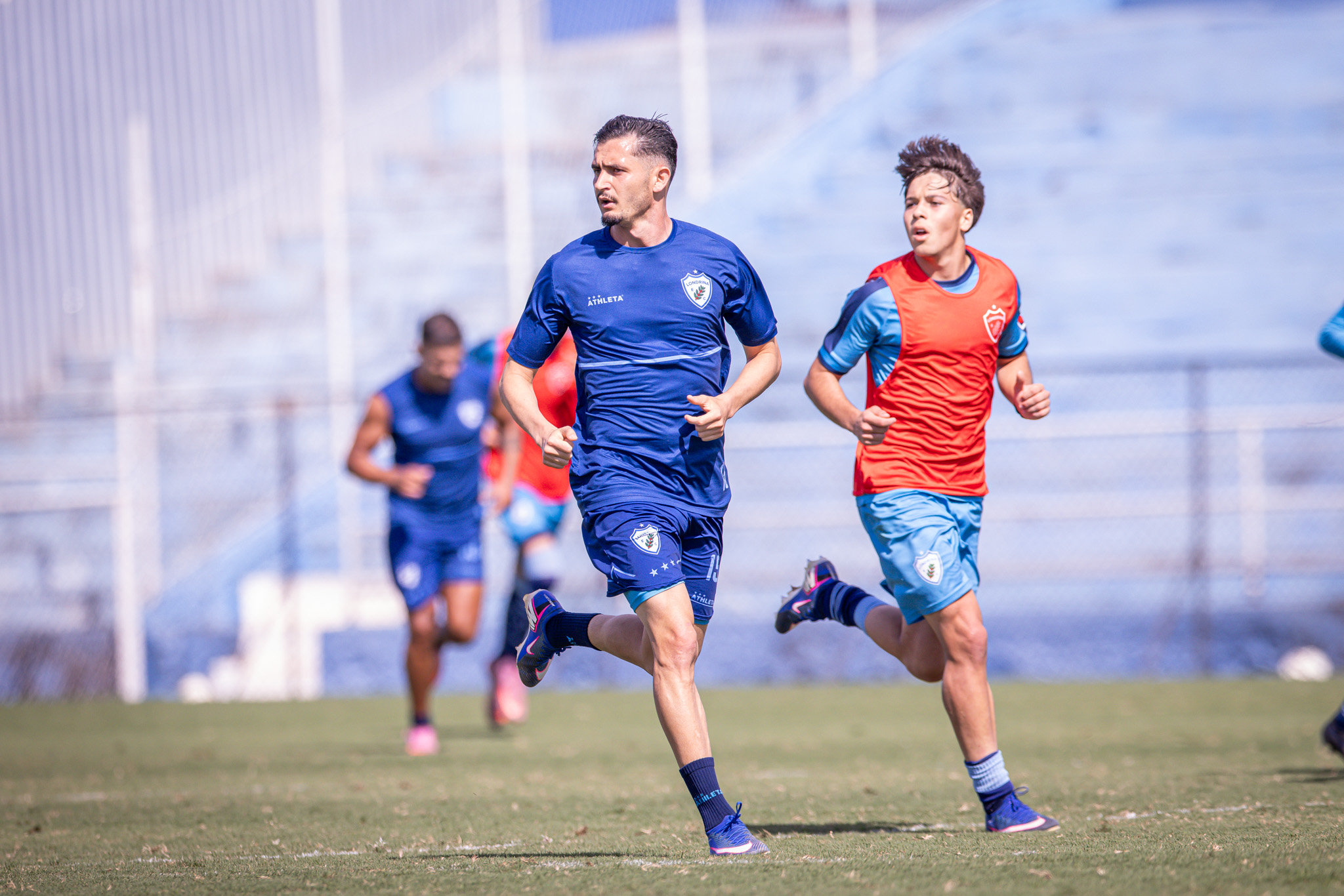 goias-x-londrina:-veja-onde-assistir-e-provaveis-escalacoes-do-duelo-pela-serie-b