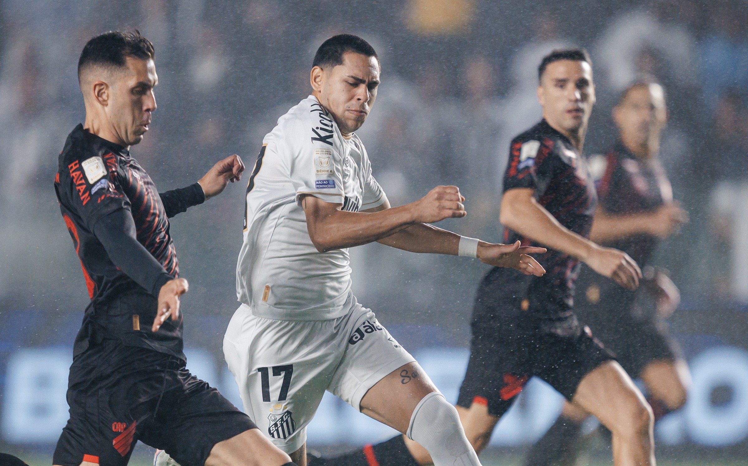 analise:-santos-tem-problemas-nas-duas-areas-e-e-castigado-por-um-eficiente-athletico-pr