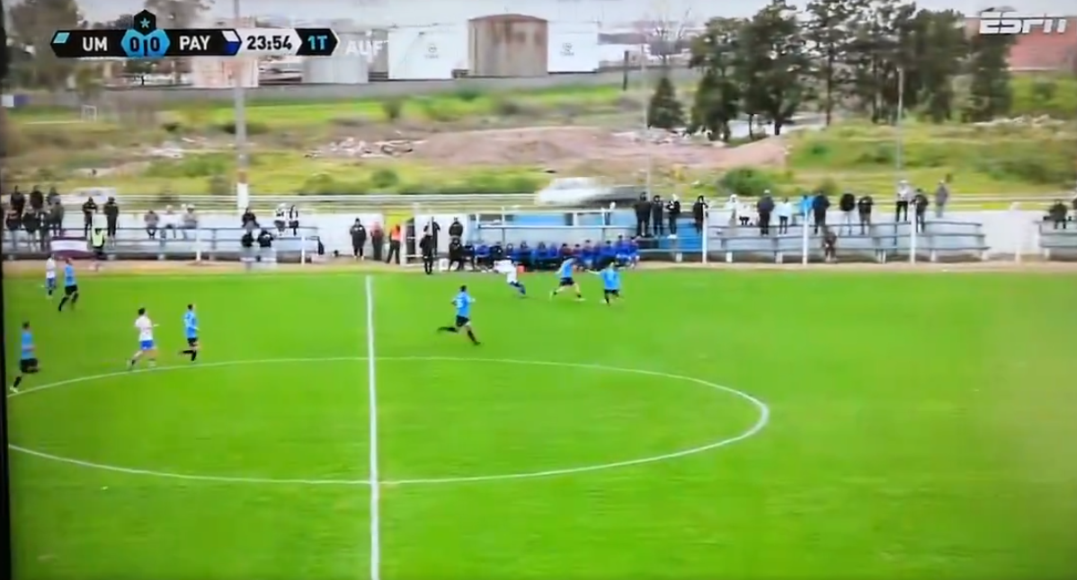 bola-chutada-para-fora-de-estadio-provoca-acidente-em-rodovia-durante-jogo-no-uruguai