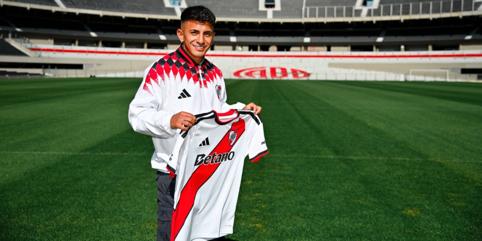 ex-alvo-do-flamengo,-almada-e-anunciado-pelo-river-plate;-veja-detalhes