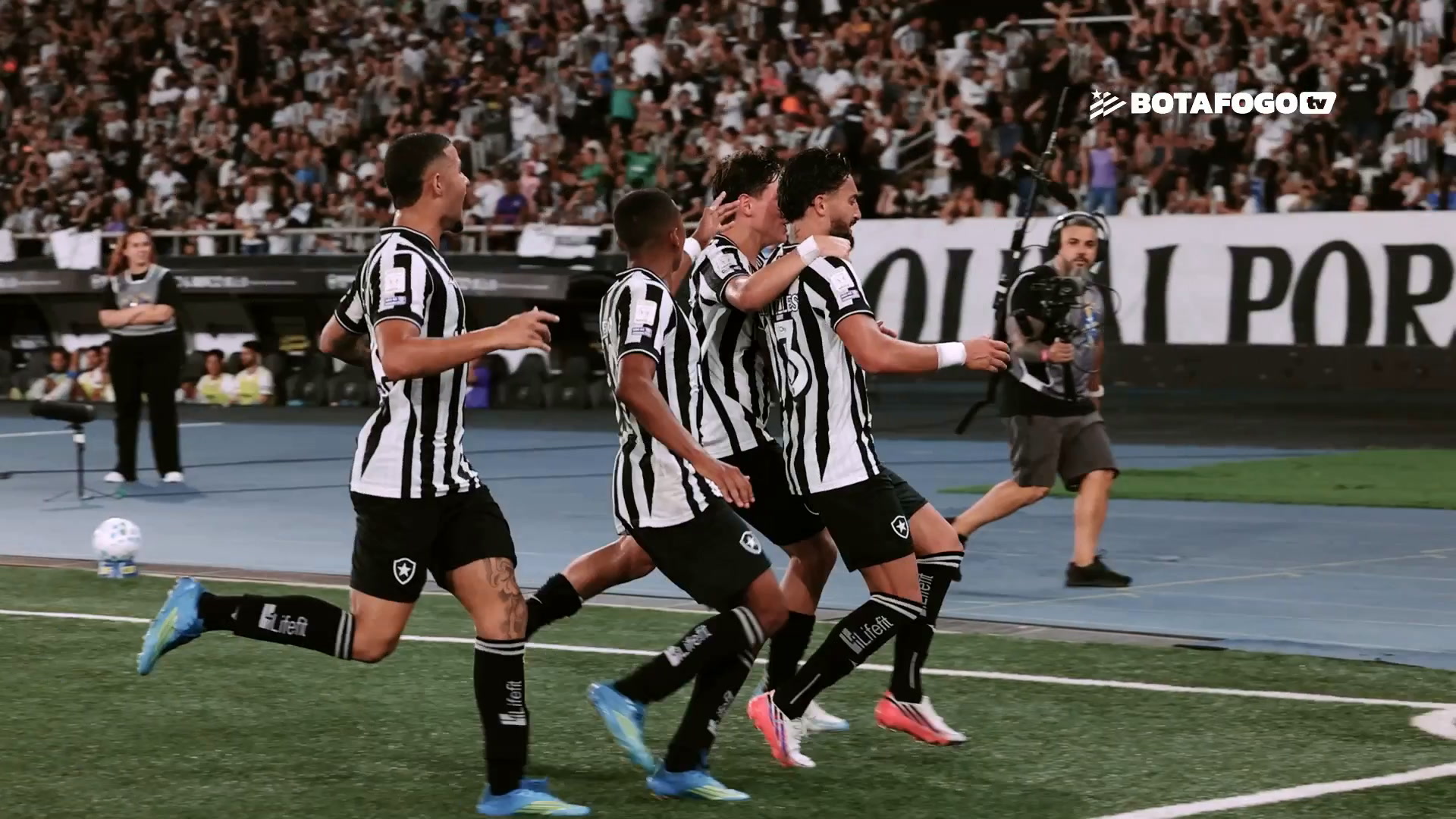 golaco-de-falta-de-alex-telles-no-classico-vovo;-confira