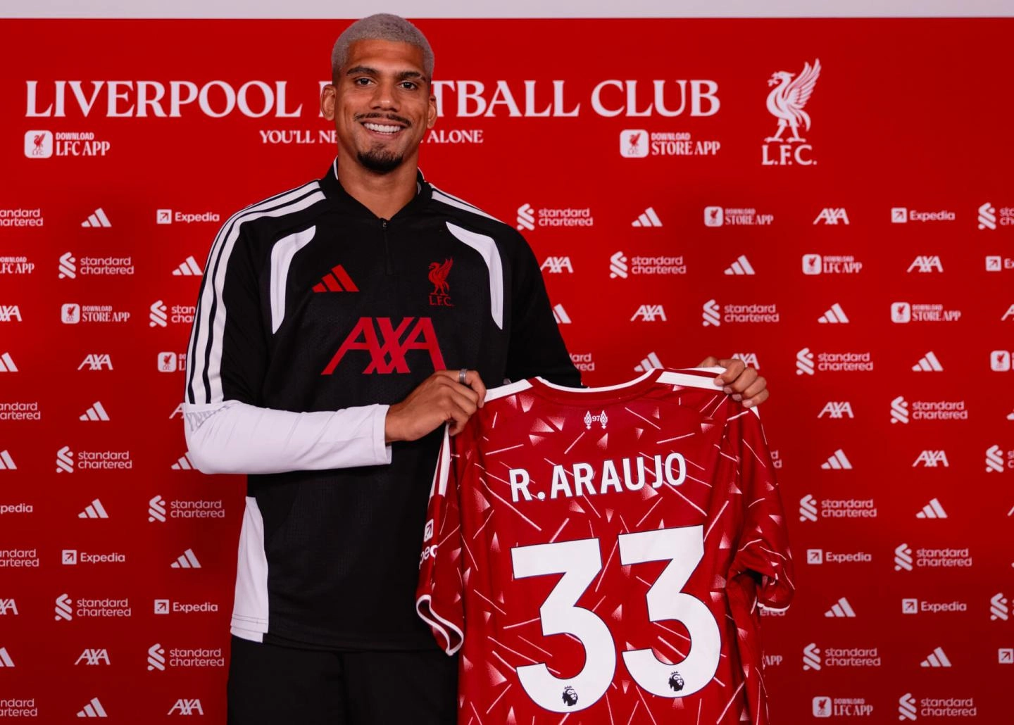 liverpool-oficializa-chegada-de-ronald-araujo-por-emprestimo