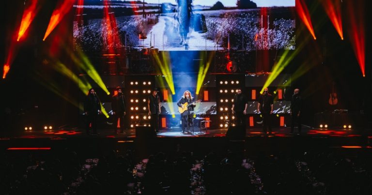 “25-anas”:-ana-carolina-apresenta-nova-turne-em-praia-do-forte