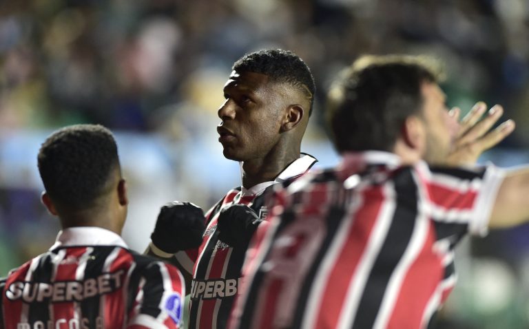 arboleda-marca,-e-sao-paulo-segura-empate-com-o-bolivar-em-la-paz