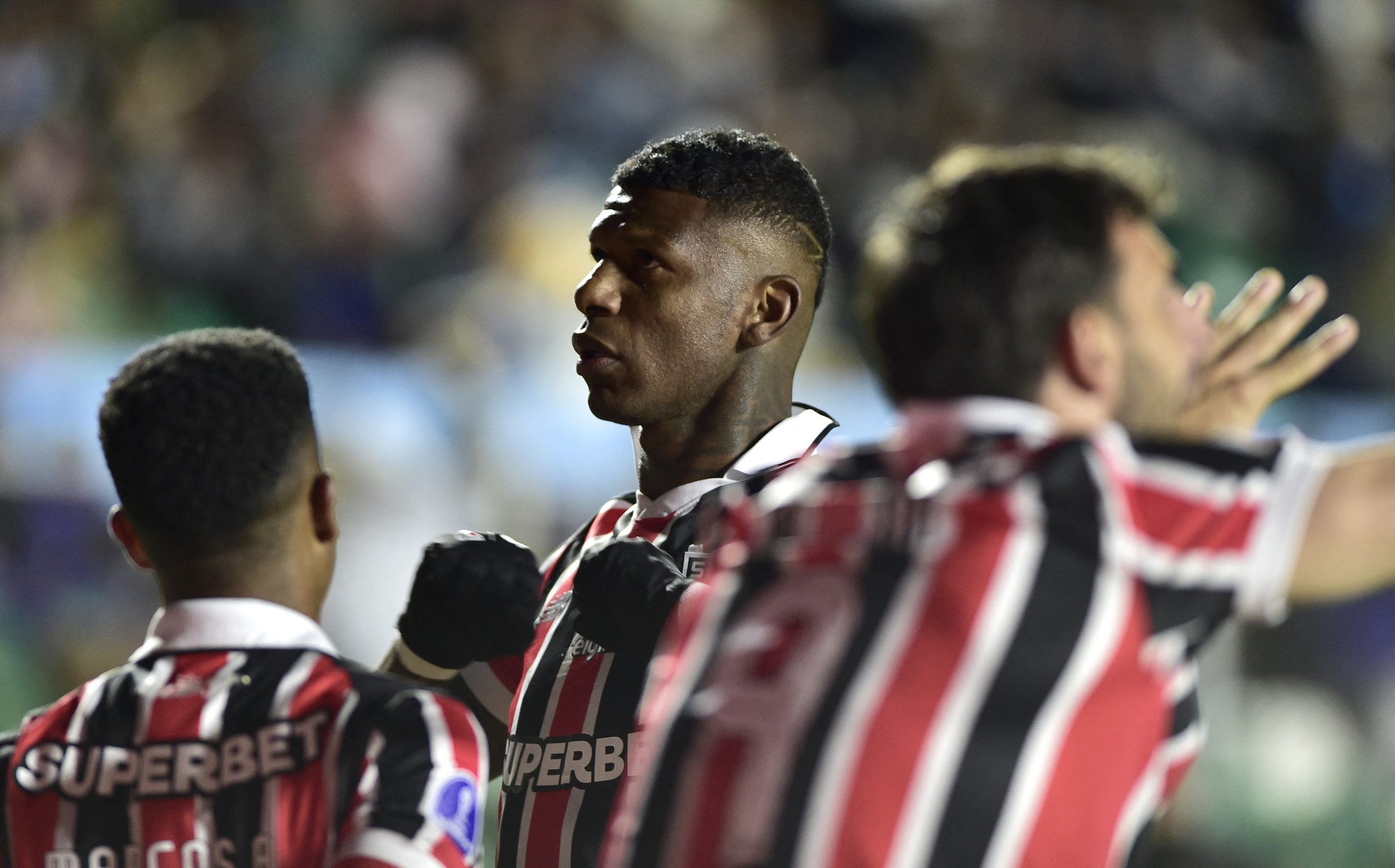 arboleda-marca,-e-sao-paulo-segura-empate-com-o-bolivar-em-la-paz