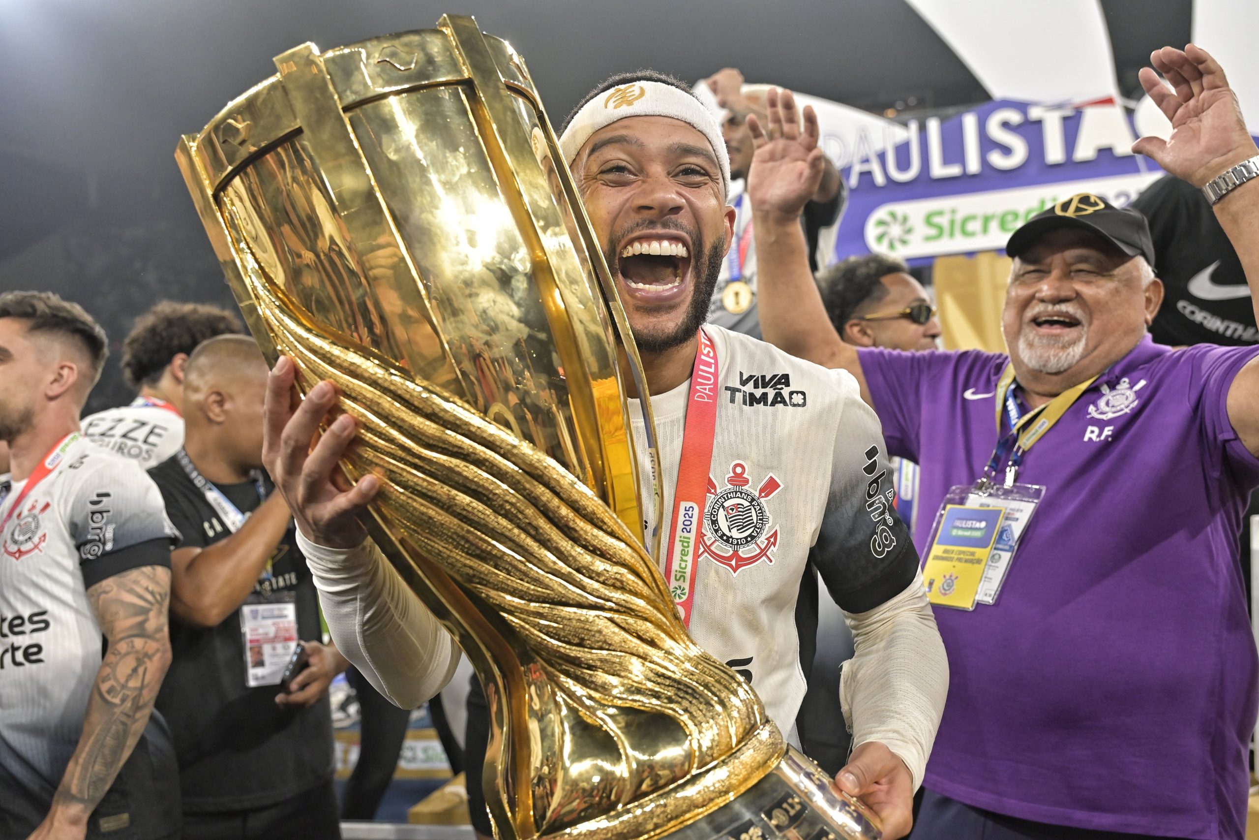 entre-titulos-e-polemicas:-relembre-a-passagem-de-memphis-pelo-corinthians