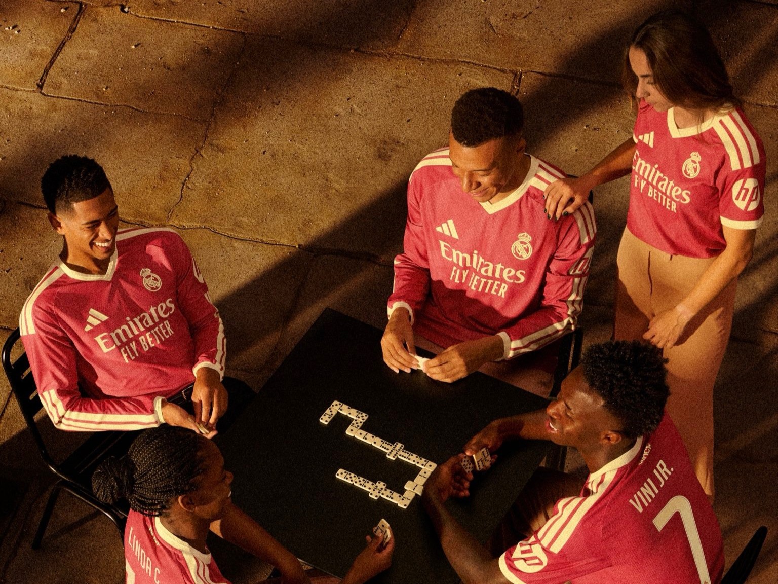 real-madrid-lanca-terceira-camisa-inspirada-na-conexao-com-torcedores-ao-redor-do-mundo