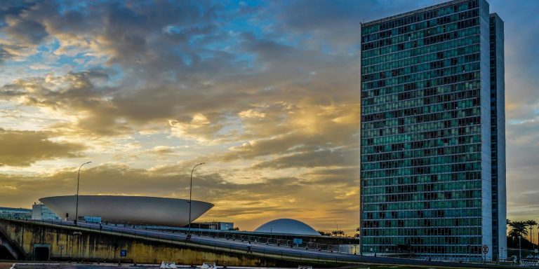 congresso-instala-comissoes-para-maioridade-penal-e-taxa-das-blusinhas