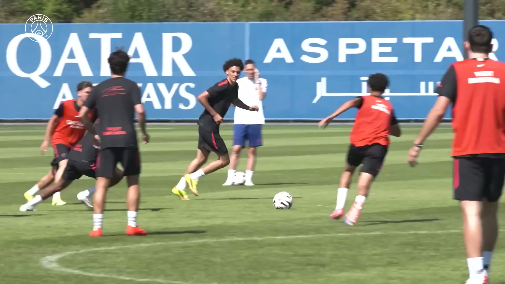 akliouche-esbanja-alegria-em-seu-primeiro-treino-no-psg