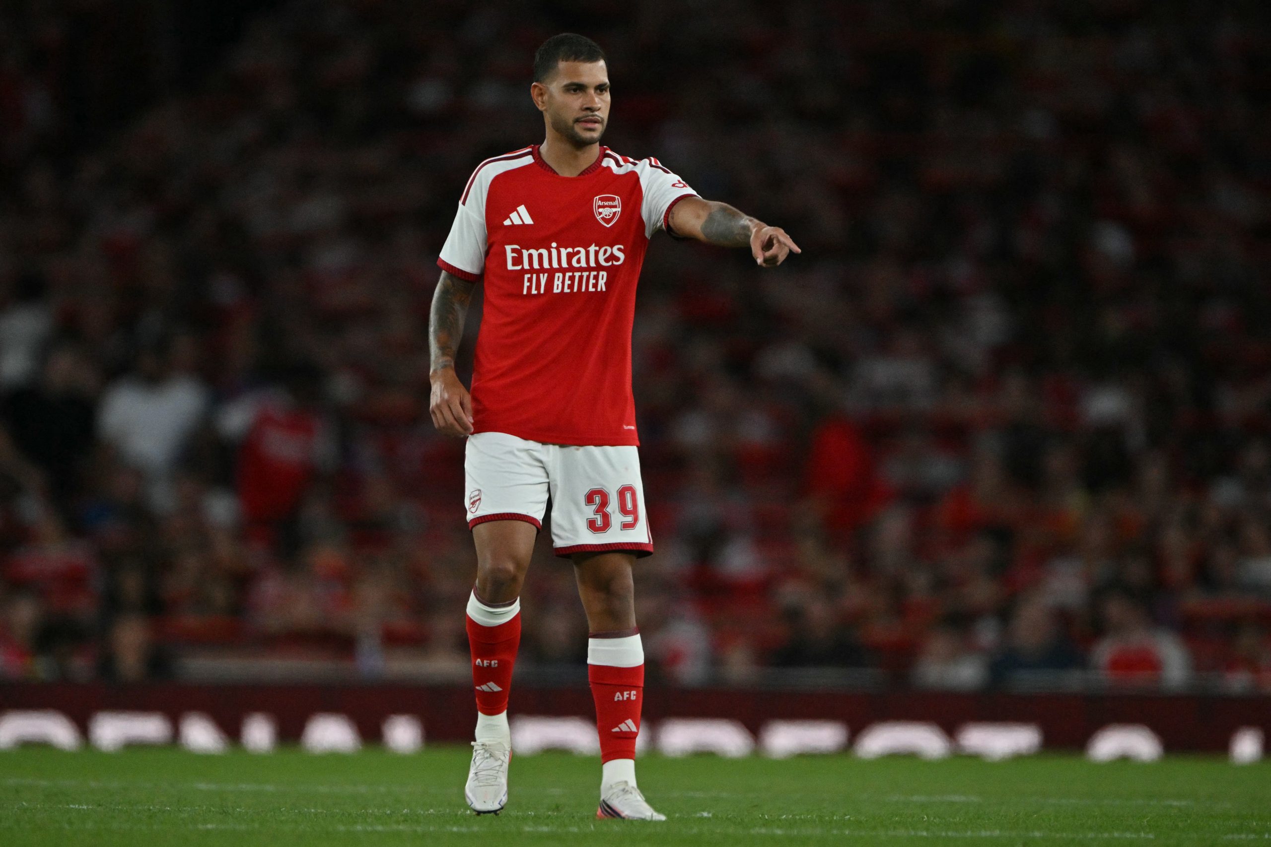 bruno-guimaraes-estreia,-e-arsenal-vence-amistoso-contra-o-como-nos-penaltis