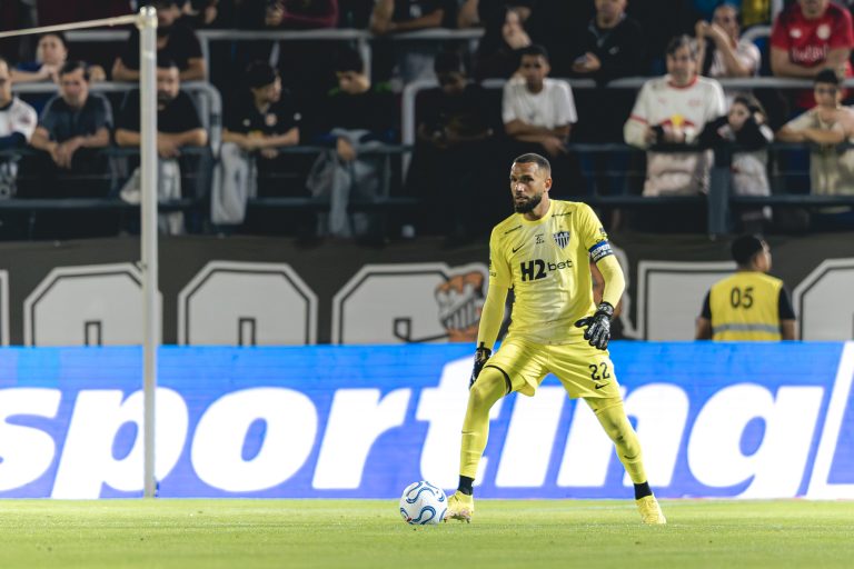 everson-faz-defesa-milagrosa-e-salva-empate-do-bragantino-contra-o-galo;-veja