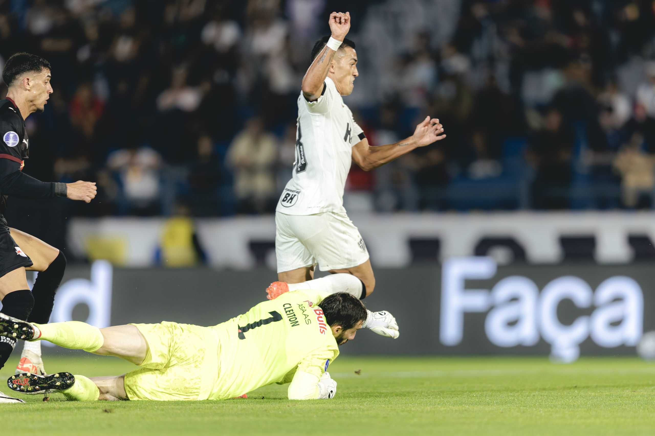 tomas-cuello-aproveita-falha-bizarra-de-cleiton-para-marcar-gol-da-vitoria-do-atletico-mg