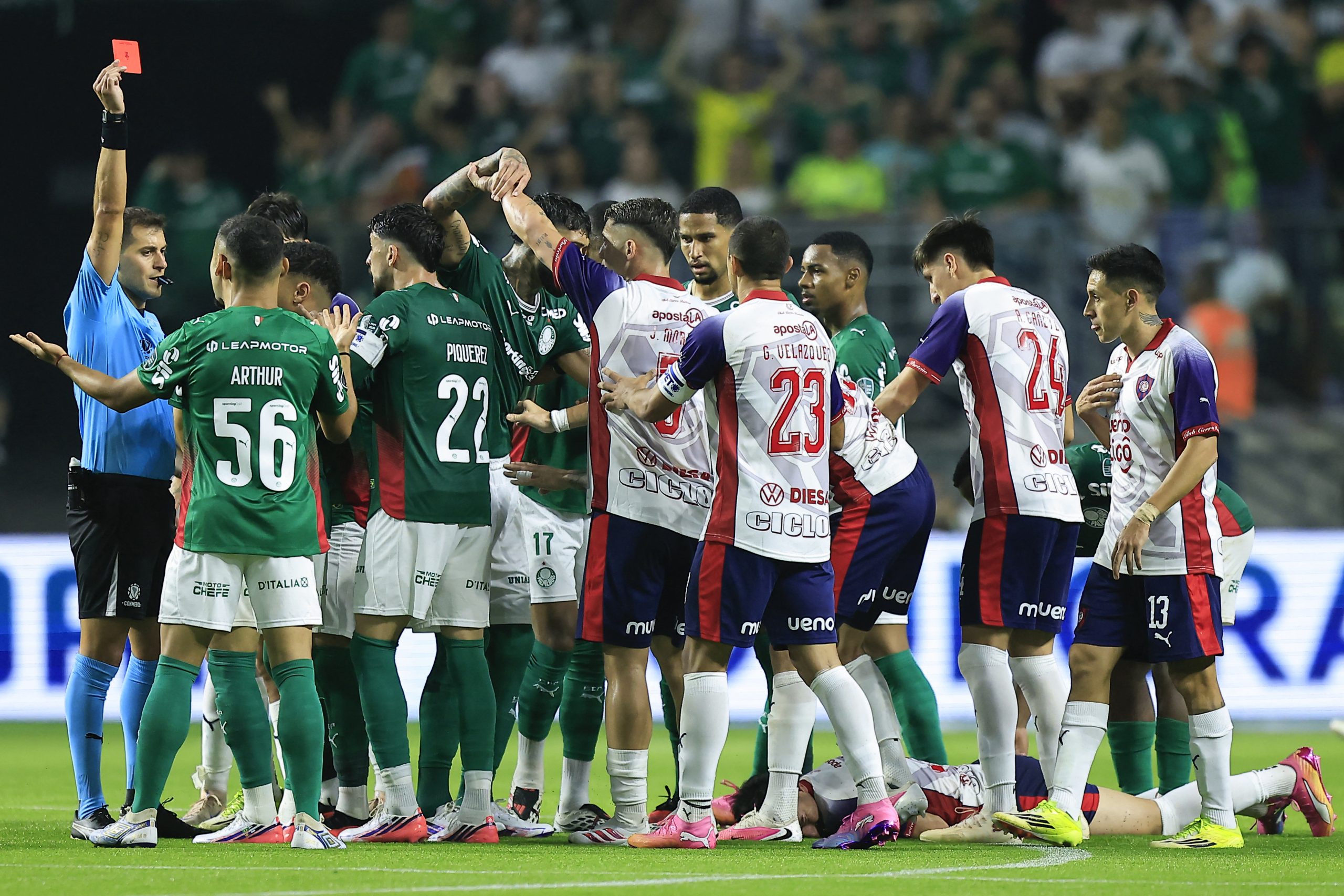 expulsao-exagerada?-andreas-pereira-da-soco-em-braco-do-adversario-e-recebe-cartao-vermelho