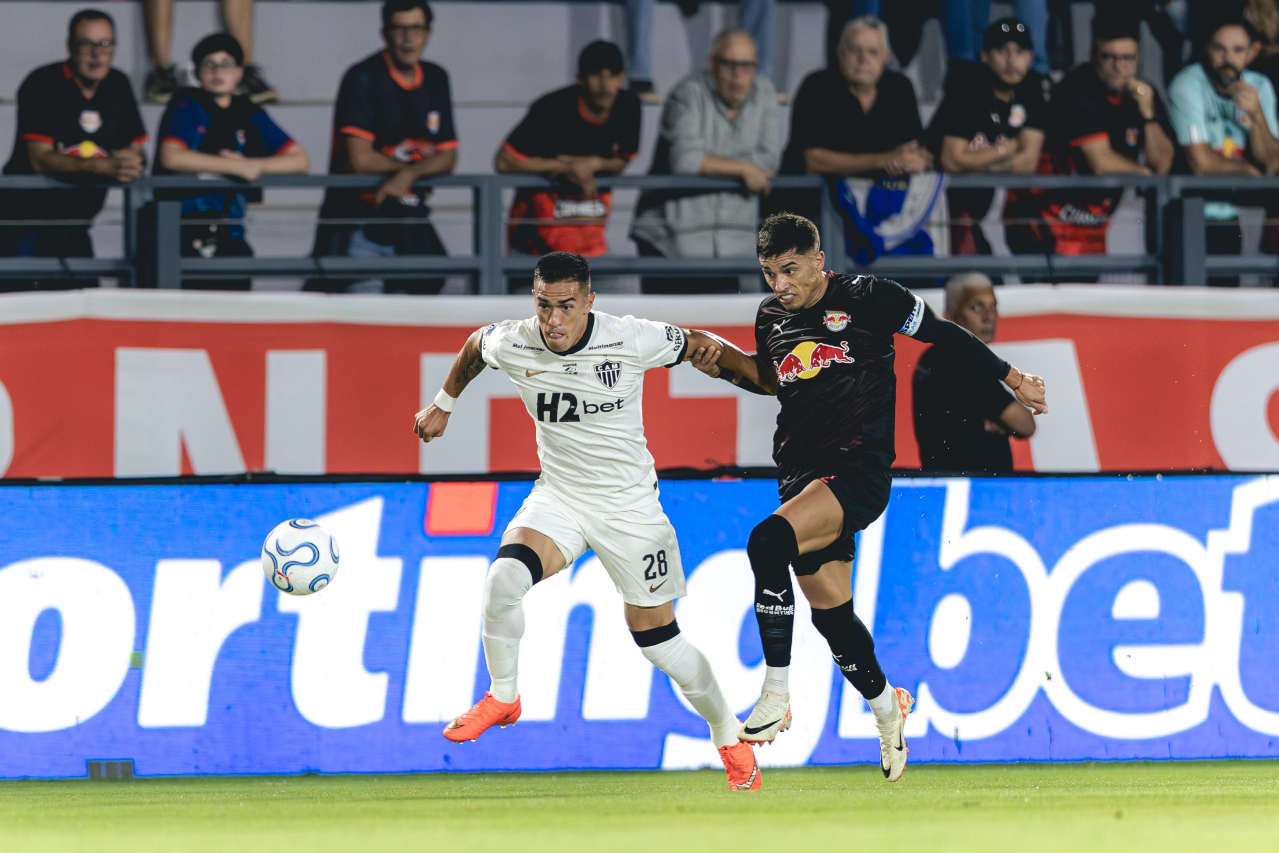 atletico-mg-vence-bragantino-com-gol-de-cuello-e-abre-vantagem-na-sul-americana