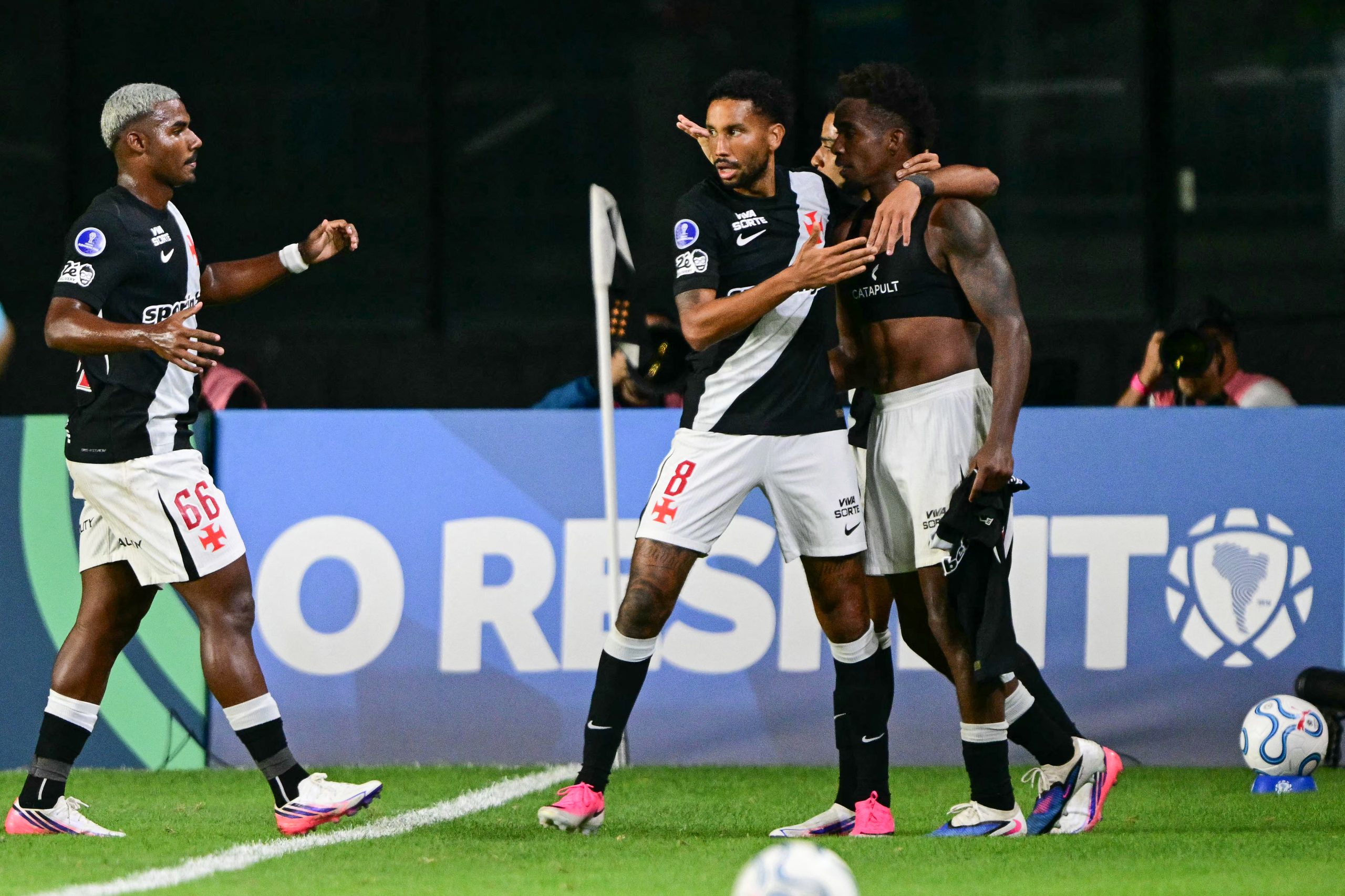 vasco-x-olimpia:-veja-provaveis-escalacoes-e-onde-assistir-ao-duelo-pela-sul-americana