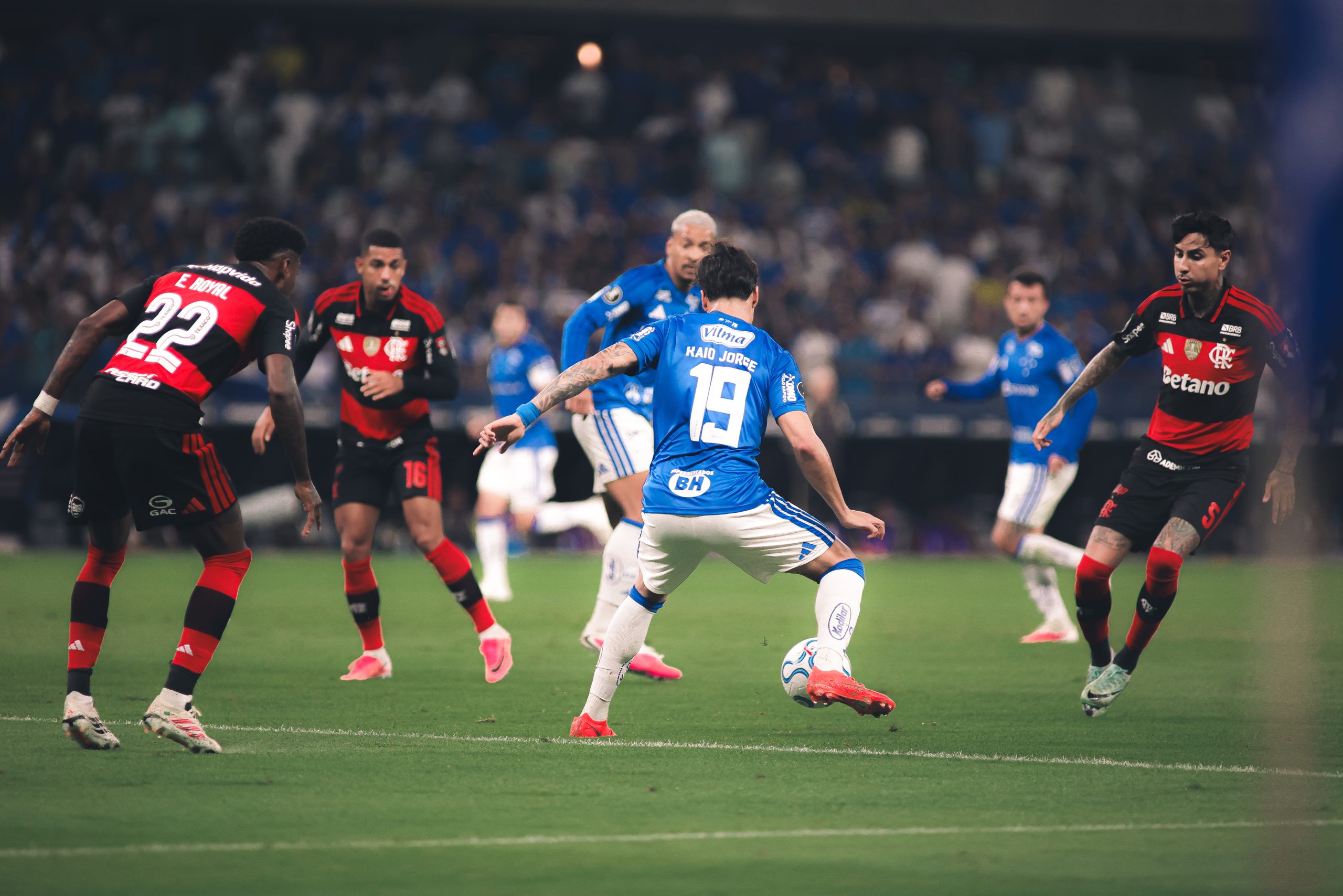 era-pra-expulsar?-flamengo-pede-vermelho-apos-falta-de-matheus-henrique-em-bruno-henrique;-veja-o-lance